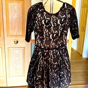 Nwt gorgeous fit and flare dress, size 4. Black lace with a white lining.